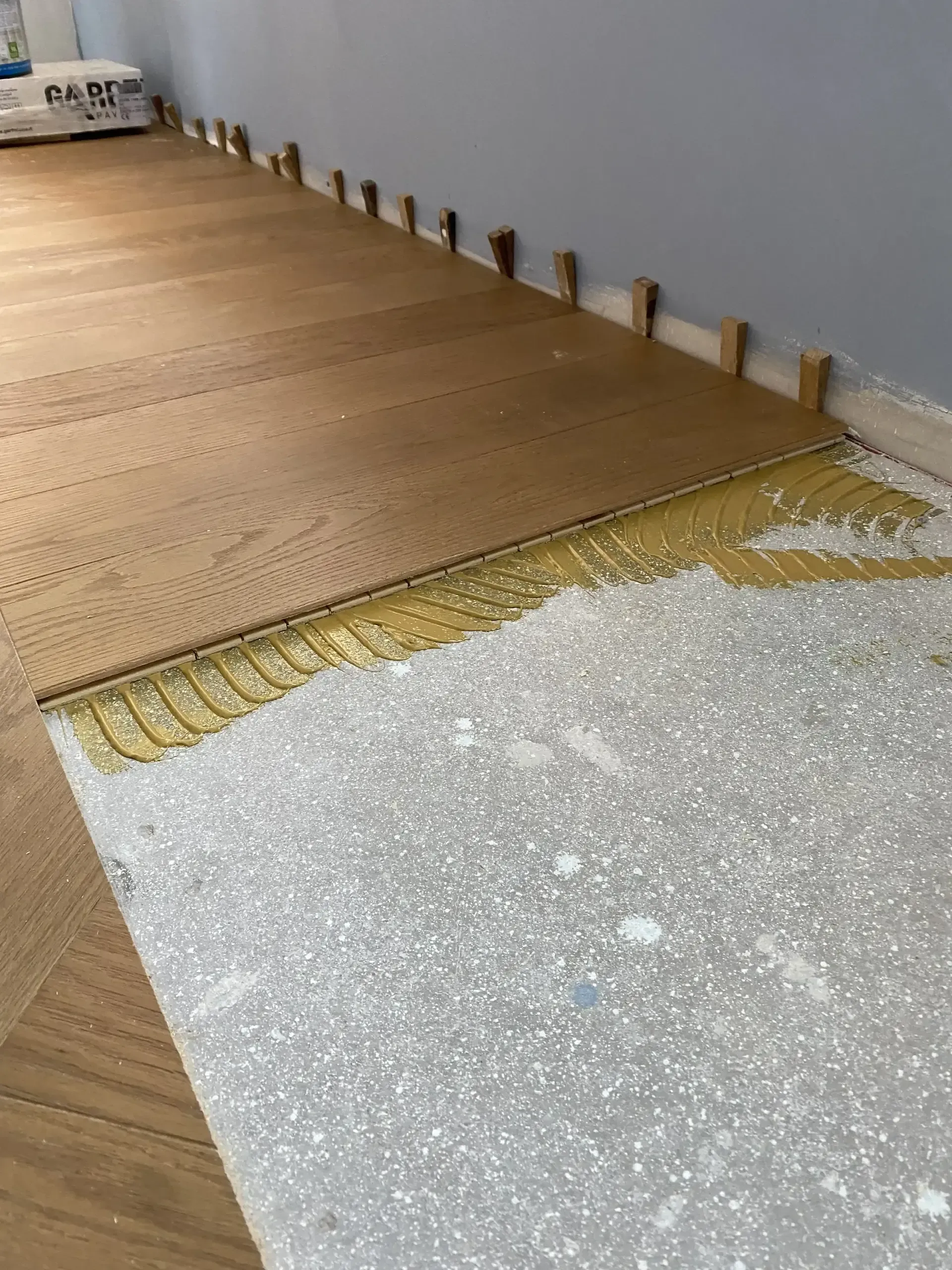 In una stanza viene installato un pavimento in legno.