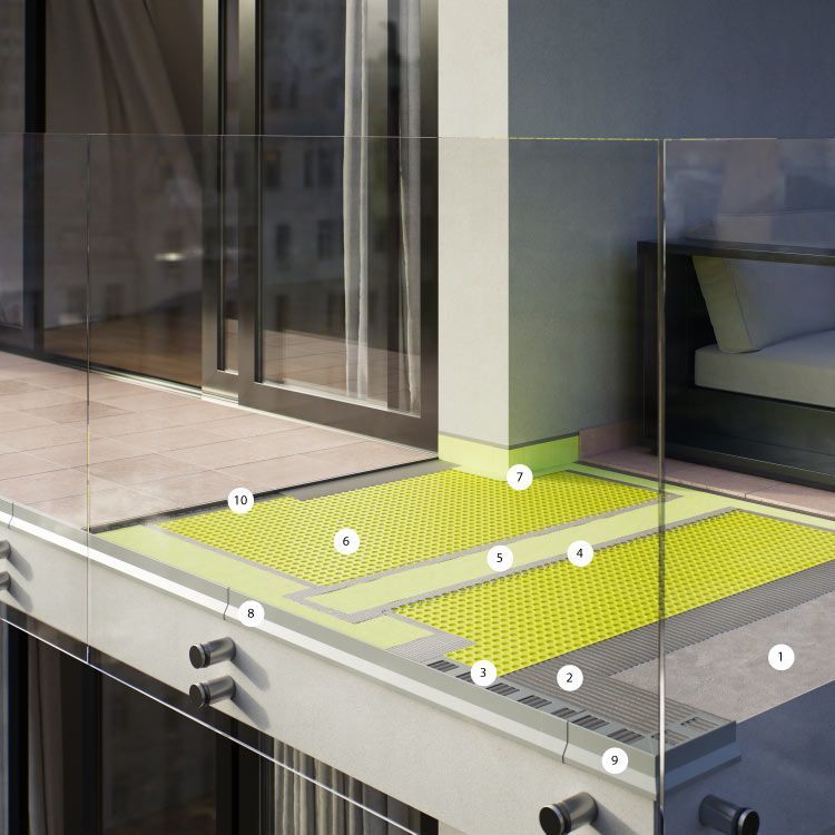 Un balcone con una ringhiera in vetro e un letto sullo sfondo