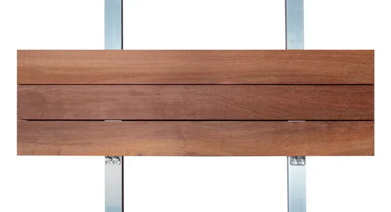 Una tavola di legno è attaccata a un palo di metallo su uno sfondo bianco.