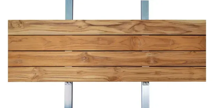 Un cartello di legno è attaccato a due pali di metallo su uno sfondo bianco.