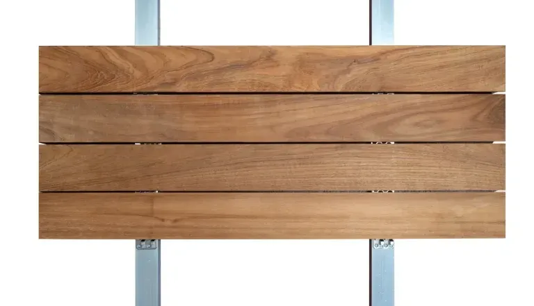 Un cartello di legno è attaccato a un palo di metallo su uno sfondo bianco.