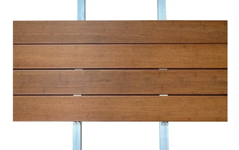 Una tavola di legno è attaccata a un palo di metallo