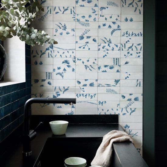 Un bagno con piastrelle blu e bianche e un lavandino