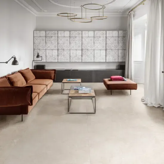 Un soggiorno con un divano marrone e due tavolini da caffè