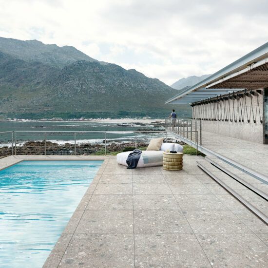 Una grande piscina con le montagne sullo sfondo