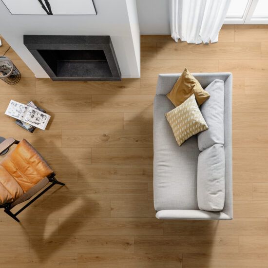 Una vista aerea di un soggiorno con divano e sedia