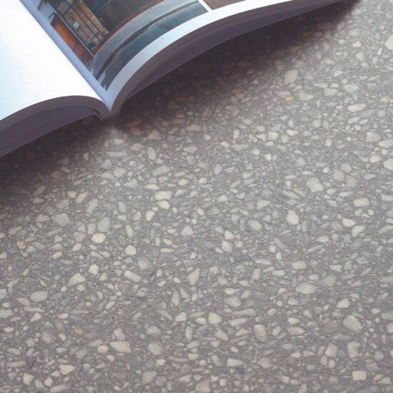 Un libro è aperto su una pagina con l'immagine di un edificio