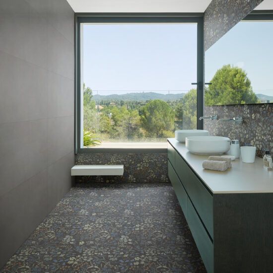 Un bagno con due lavandini e una grande finestra