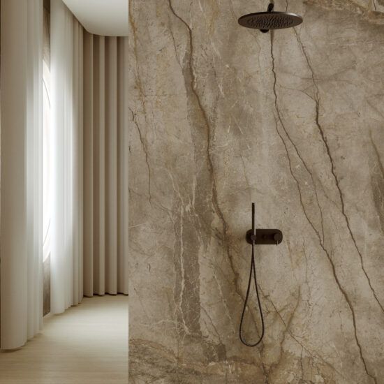 Un bagno con parete in marmo e soffione doccia.