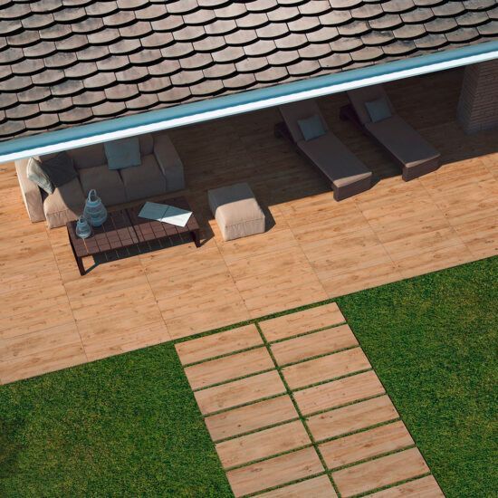 Una vista aerea di un patio con divano e sedie