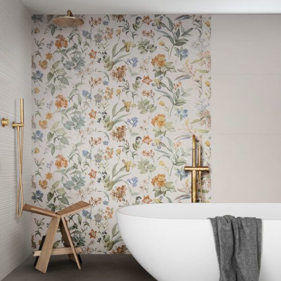 Un bagno con una parete floreale e una vasca da bagno
