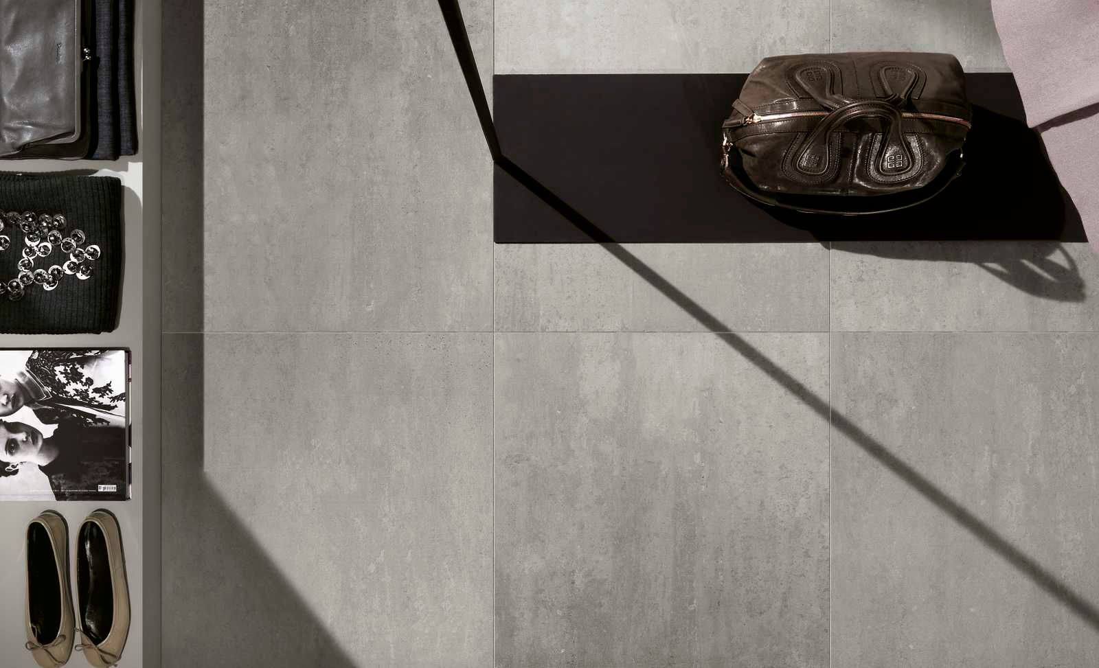 Una borsa è appoggiata su un tavolo in un armadio