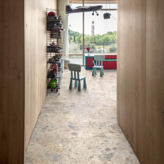 Un corridoio che conduce a una stanza con un aereo appeso al soffitto.