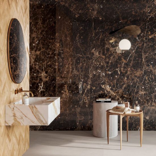 Un bagno con pareti in marmo, un lavandino, uno specchio e un tavolo.