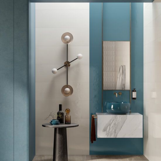 Un bagno con un lavandino uno specchio e un tavolo