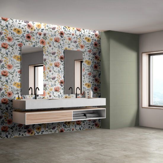Un bagno con due lavandini e una carta da parati floreale sul muro