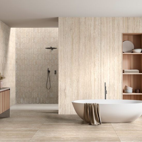 Un bagno con vasca e doccia.