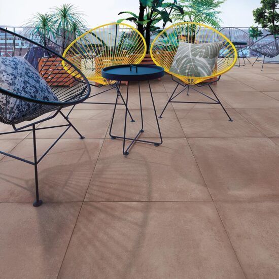 Un patio con tavolo e sedie