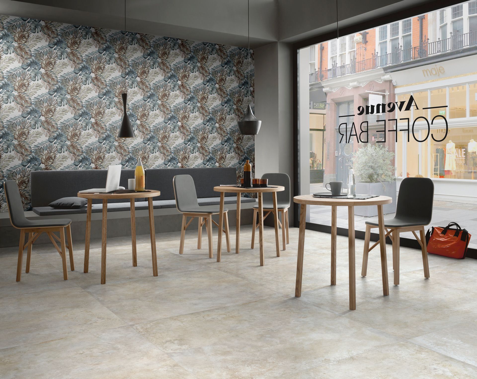 Una stanza con tavoli e sedie di fronte a una grande finestra.