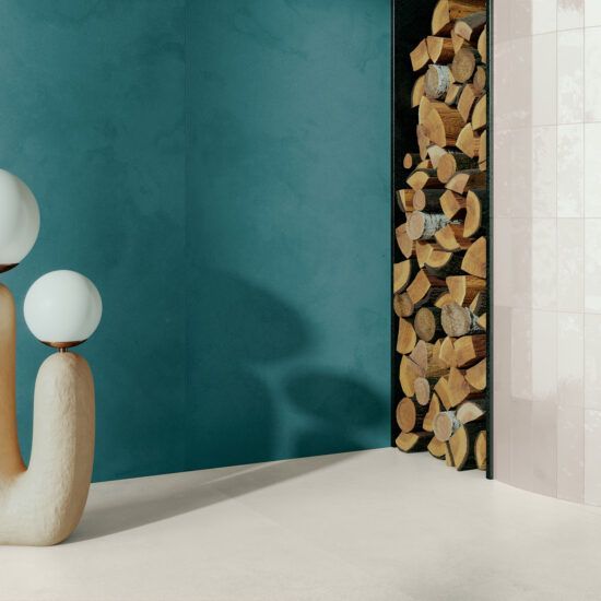 Una stanza con una parete blu e una pila di tronchi nell'angolo