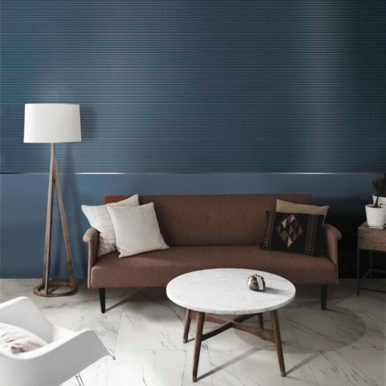 Un soggiorno con un divano marrone e un tavolo bianco