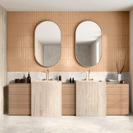 Un bagno con due lavandini e due specchi sul muro