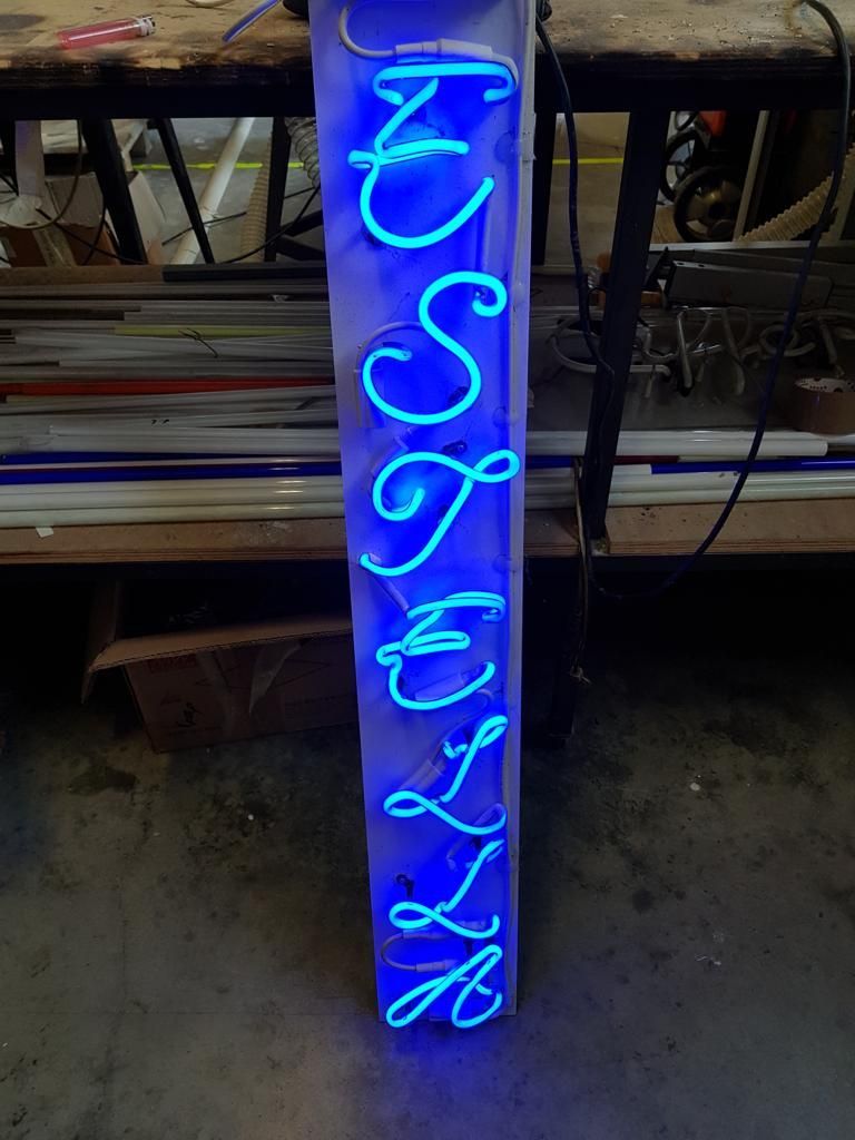 lavorazione insegne al neon 6