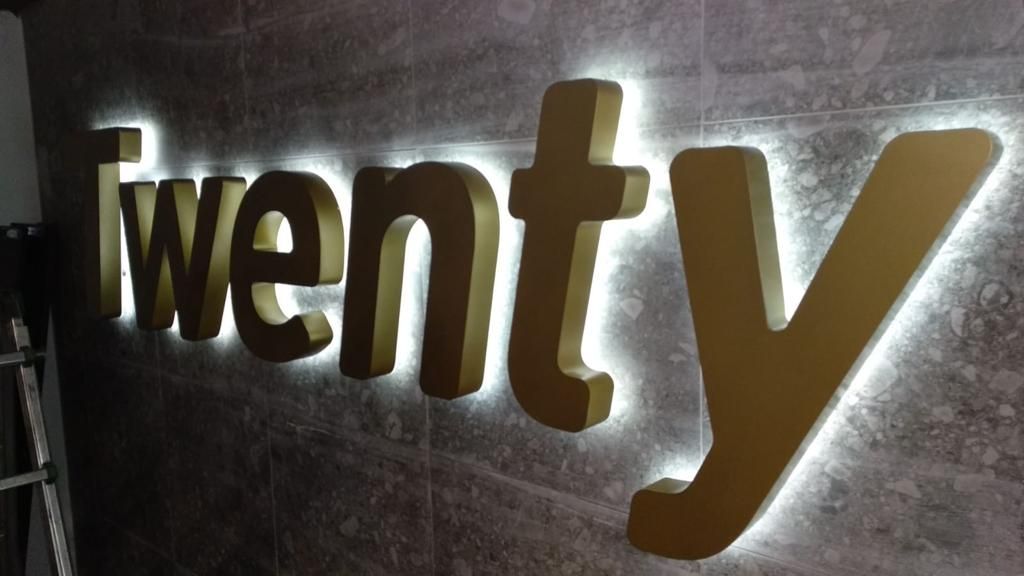 lavorazione insegne al neon 4