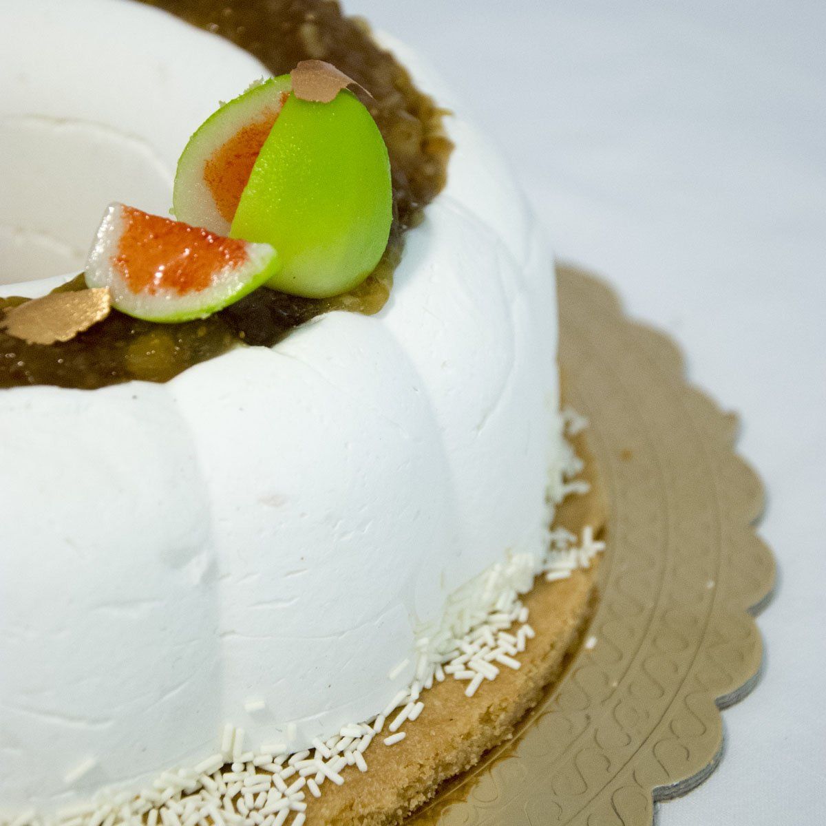 torta bianca con fichi messi come decorazione