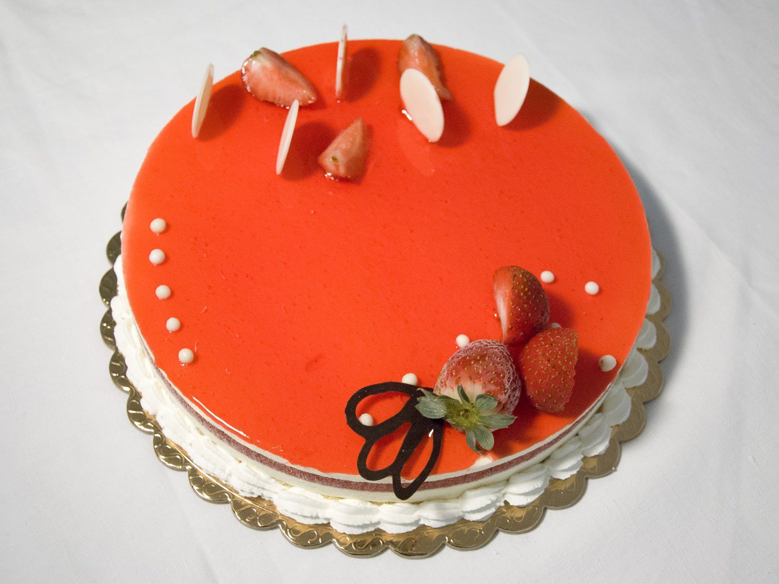 torta rossa e bianca con fragole sopra