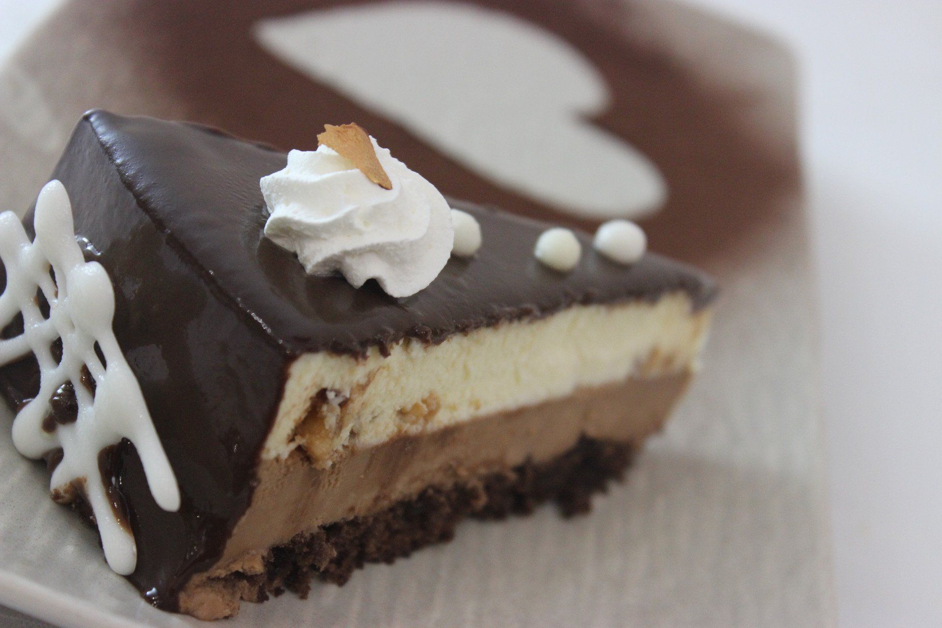 torta al cioccolato con panna montata sopra