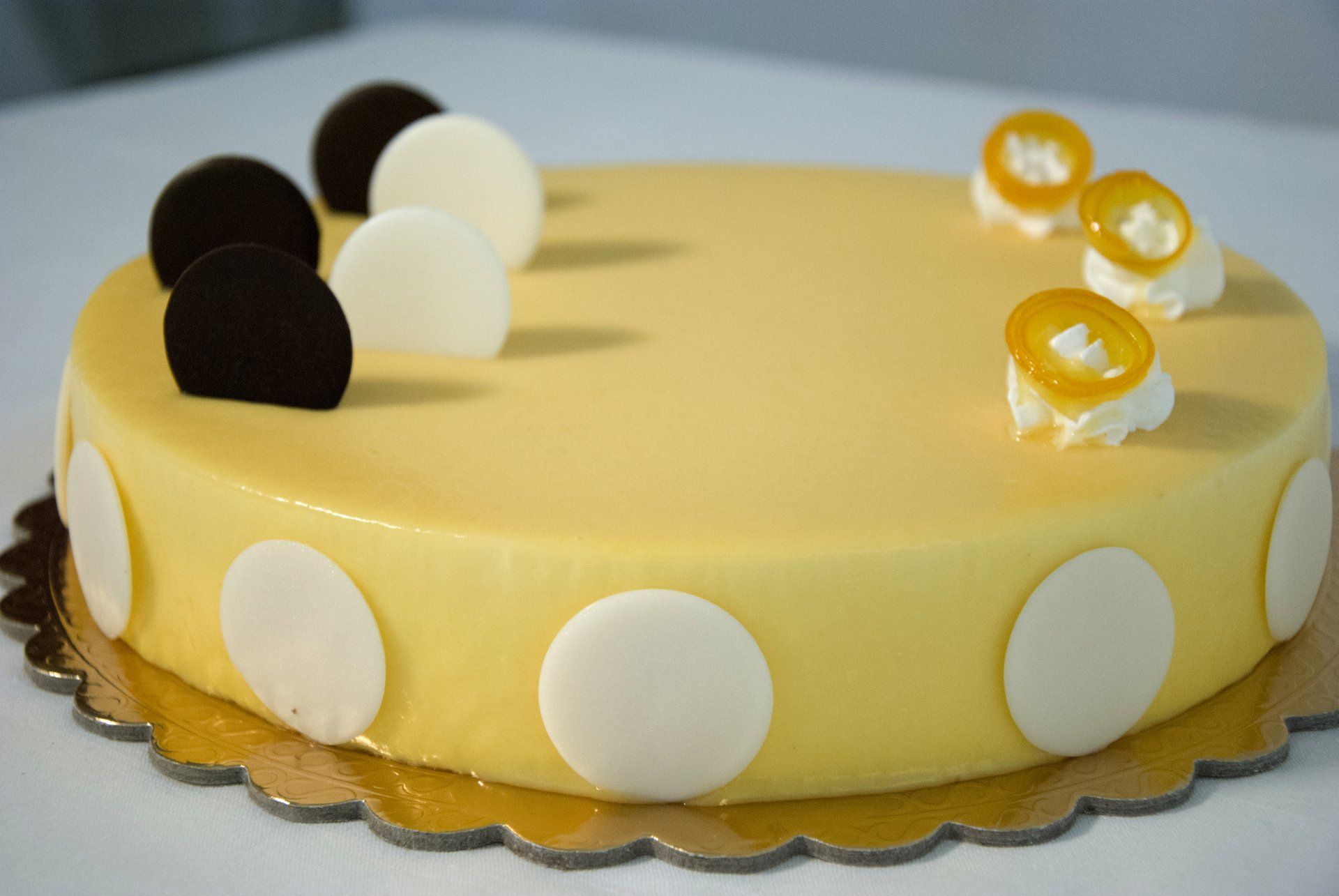 torta gialla con dei pois bianchi sopra