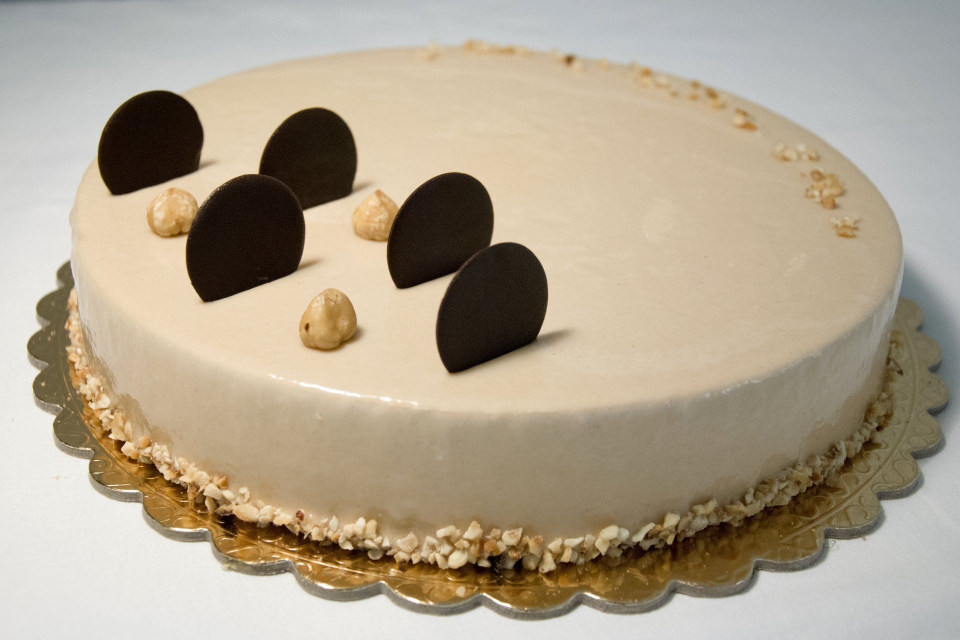 torta con cerchi di cioccolato e praline come guarnizione