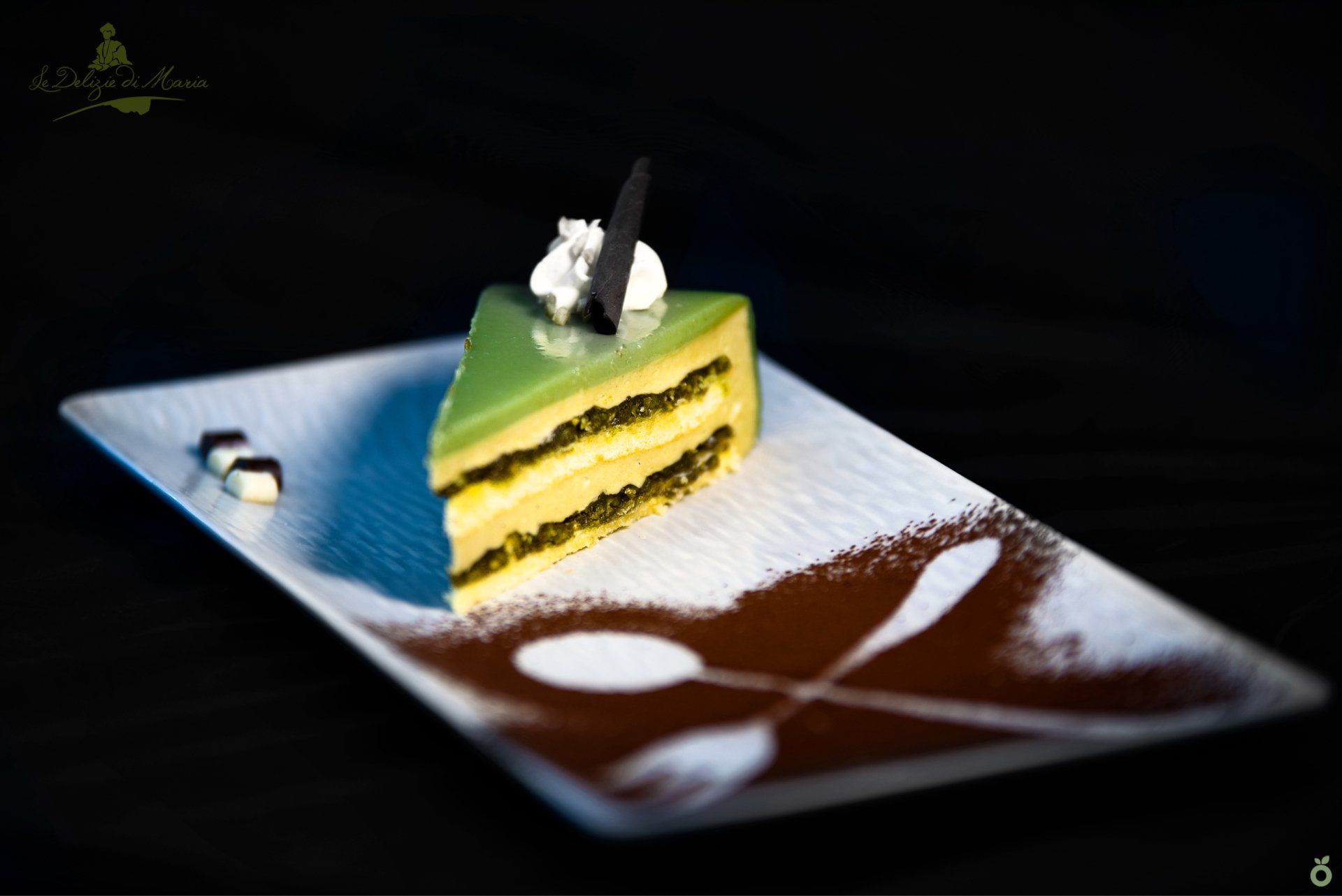 fetta di torta servita su un piatto