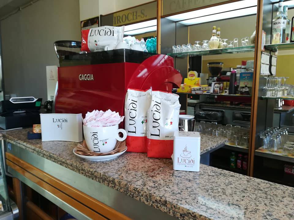 Portazucchero, tazza per cappuccino e confezioni di caffè macinato Lucidi Espresso Italiano