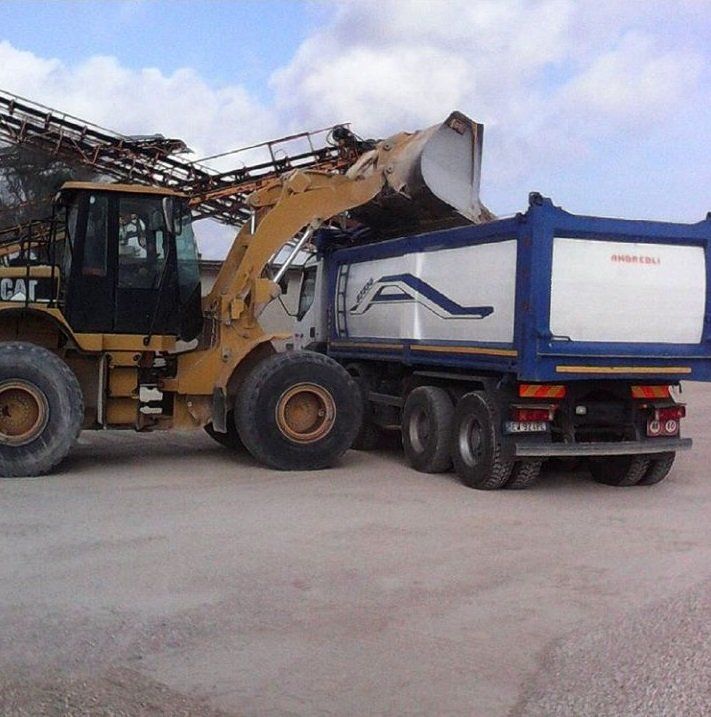 mezzi dell'azienda edile