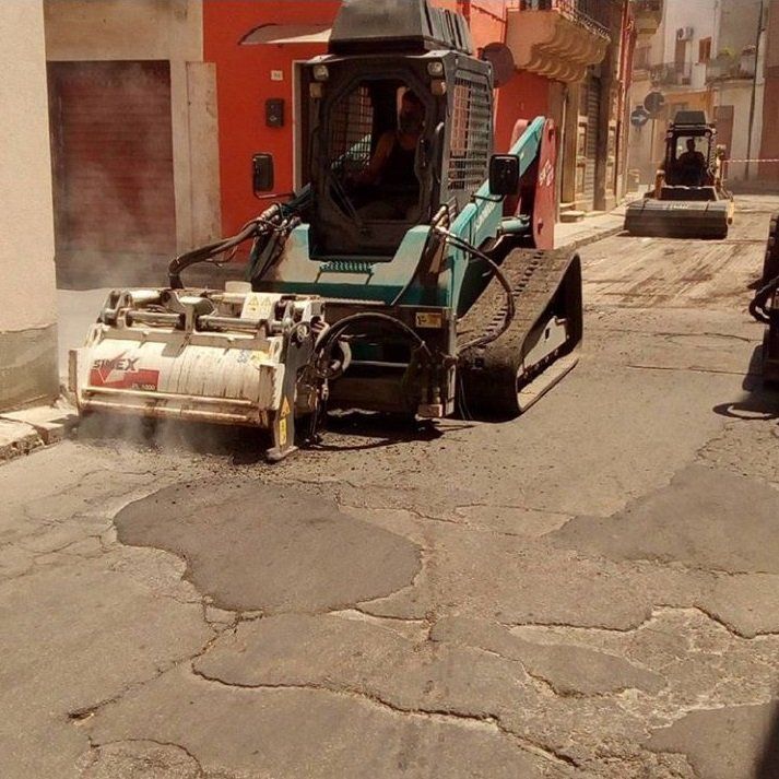 mezzo cingolato per costruzione strade