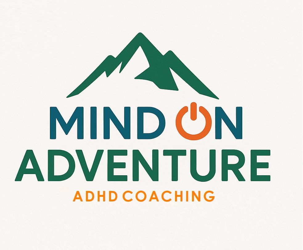 Logo: Groene berg boven de tekst "MIND ON ADVENTURE" met een symbool van een aan/uit-knop, daaronder "ADHD COACHING".
