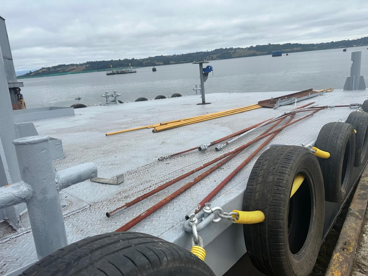 Un gran barco flota sobre un cuerpo de agua.