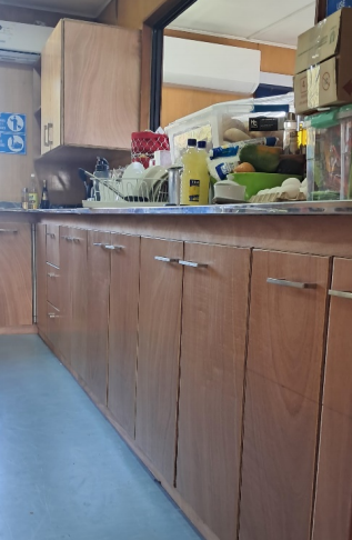 Una cocina con gabinetes de madera y un fregadero.