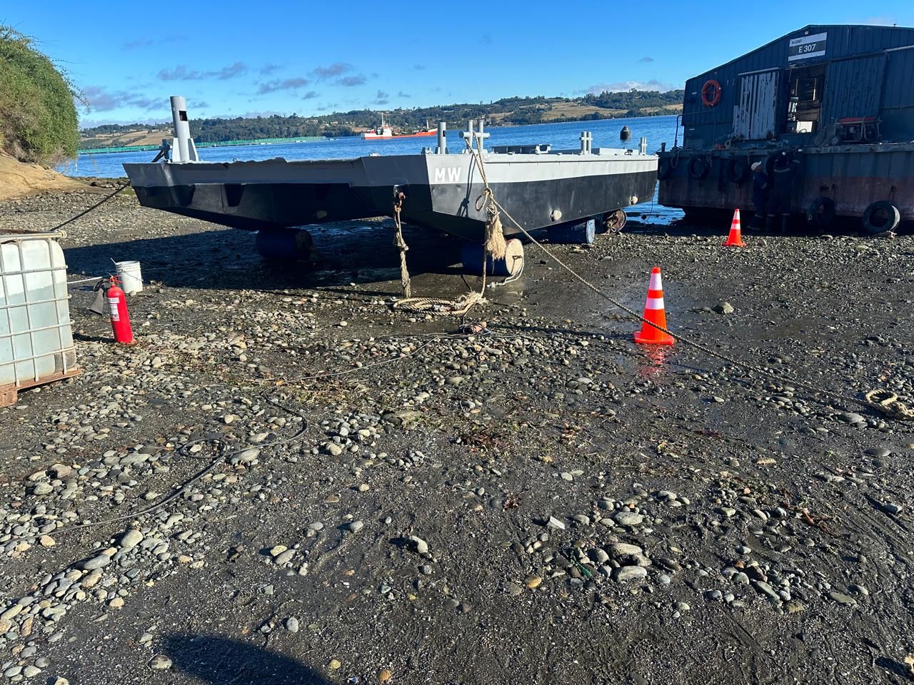 Un barco está atado a un remolque en la playa.