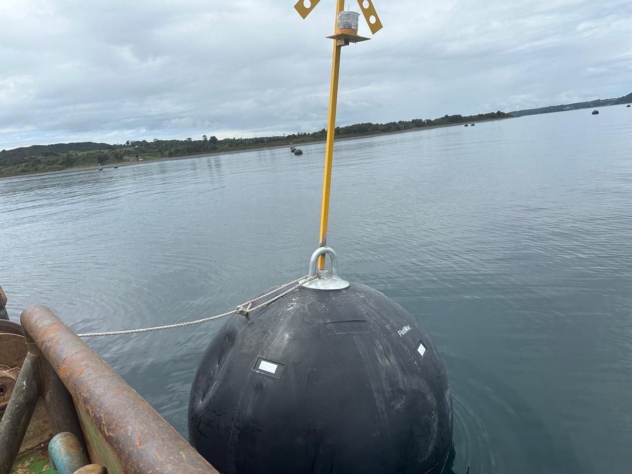 Una boya grande está flotando sobre un cuerpo de agua.