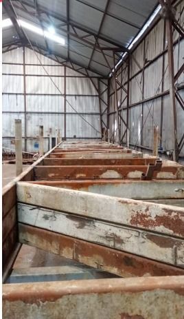 Un gran almacén lleno de vigas de madera y marcos de metal.