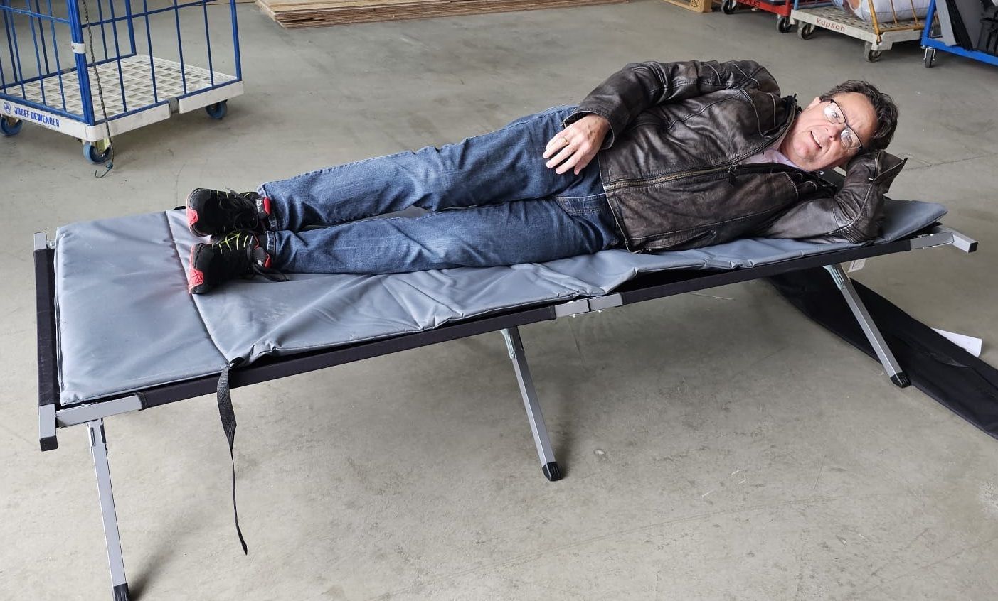 Klaus Lino Ruatti mit 1,77cm hat sehr viel Platz in der Länge, aber vor allem auch bei 72cm Breite. Hier mit der Feldbettauflage. Perfekt für jede Einsatzkraft.