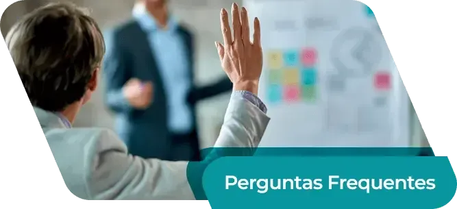 Uma pessoa levanta a mão para responder a uma pergunta.