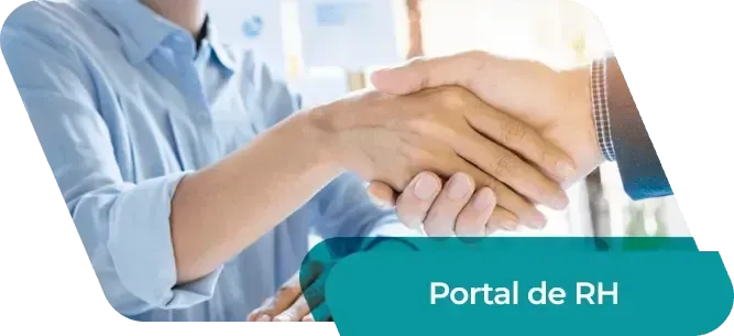 Um homem e uma mulher estão apertando as mãos em um escritório.