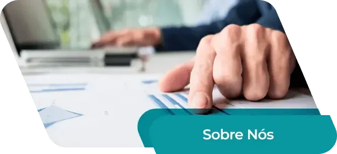 Uma pessoa está digitando em um laptop enquanto está sentada em uma mesa.