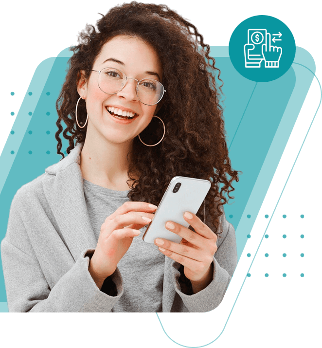 Uma mulher de cabelos cacheados sorri enquanto segura um celular