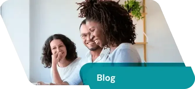 Um grupo de pessoas está sentado lado a lado e sorrindo.