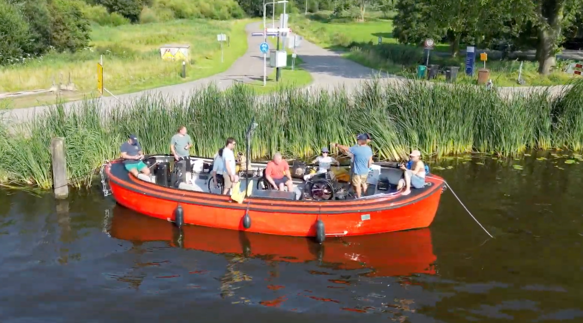 Rolstoelgebruikers genieten van een ontspannen boottocht door de Amsterdamse grachten.